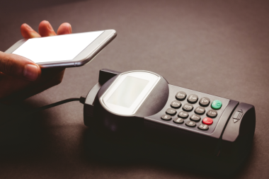 Erkek elinin akıllı telefonu cihazın üzerinde tutarken çekilmiş dijital png fotoğrafı, şeffaf arkaplanda kopyalama alanı. İzole görüntü, teknoloji, iletişim ve yazım kavramı.