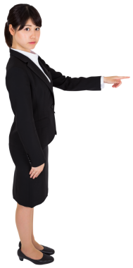 Asyalı iş kadınının şeffaf arkaplanı işaret eden dijital png fotoğrafı. İzole fotoğraf, insanlar ve iş konsepti.