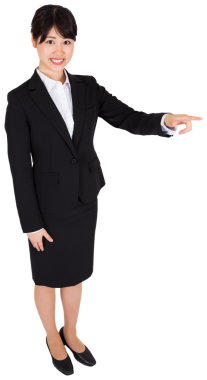 Asyalı mutlu iş kadınının şeffaf arkaplanı işaret eden dijital png fotoğrafı. İzole fotoğraf, iş ve profesyonel..