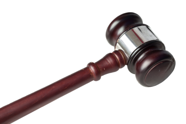 Kahverengi ahşap yargıç tokmağının şeffaf arkaplanda dijital png çizimi. İzole görüntü, tokmak ve adalet kavramı.