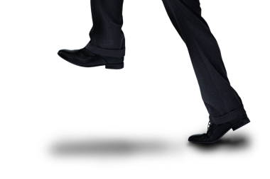 Saydam arkaplanda zıplayan iş adamının bacaklarının dijital png fotoğrafı. İzole fotoğraf, iş ve profesyonel..