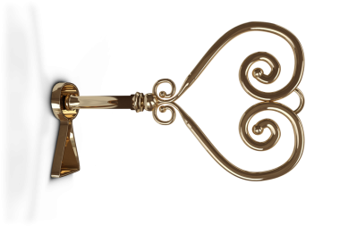 Şeffaf arkaplandaki anahtar deliğinde bulunan altın anahtarın dijital png çizimi. İzole görüntü, mülk ve güvenlik kavramı.