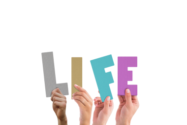 Şeffaf arkaplan üzerinde yaşam metni olan ellerin dijital png çizimi. İzole görüntü, yaşam tarzı ve iletişim.