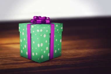 Saydam arka planda yeşil hediyeli ahşap zeminin dijital png çizimi. İzole görüntü, zaman vermek, kutlama.