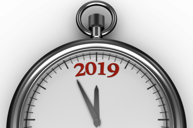 Saydam arkaplan üzerinde 2019 metni olan dijital png saat çizimi. İzole görüntü, yeni yıl ve kutlama konsepti.