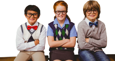 Saydam arkaplanda gözlük takan mutlu okul çocuklarının dijital png fotoğrafı. İzole görüntü, çocukluk, eğitim ve öğrenme kavramı.