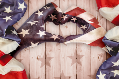 Şeffaf arka planda ABD bayrağı renginde kalp şekilli ellerin dijital png çizimi. İzole görüntü, aşk, ülke ve vatanseverlik..