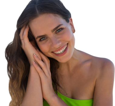 Şeffaf arka planda elleri kafasında gülümseyen beyaz bir kadının dijital png fotoğrafı. İzole görüntü, yaz, tatiller, boş zaman ve boş zaman kavramı.