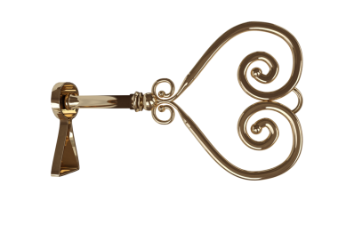 Şeffaf arkaplandaki anahtar deliğinde kalp şeklindeki anahtarın dijital png çizimi. İzole görüntü, kilit ve giriş kavramı.