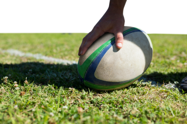 Kafkas erkek rugby oyuncusunun şeffaf arka planda rugby topu tutarken çekilmiş dijital png fotoğrafı. İzole fotoğraf, spor ve spor.