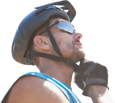 Kafkasyalı bisikletçinin şeffaf arka planda kask takarken çekilmiş dijital png fotoğrafı. İzole fotoğraf, spor ve yarışma.