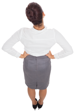 Şeffaf arka planda kolları akimbo olan İspanyol iş kadınının dijital png fotoğrafı. İzole fotoğraf, profesyoneller ve iş adamları.