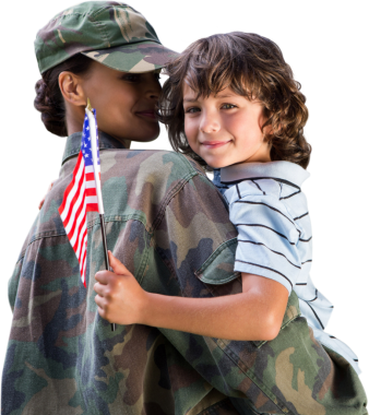 Beyaz kadın askerin şeffaf arka planda tutulan çocuğu gösteren dijital png fotoğrafı. İzole imaj, ordu ve destek kavramı.