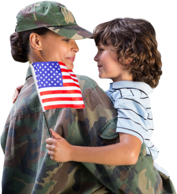 Beyaz kadın askerin dijital png fotoğrafı. Oğlu ve bayrağı şeffaf arkaplanda. Münferit fotoğraf, ordu, aile ve vatanseverlik kavramı.