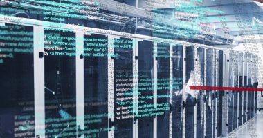 Bilgisayar sunucu odasına karşı veri işleme ve pleksus ağlarının resmi. Bilgisayar arayüzü ve iş veri depolama teknolojisi kavramı