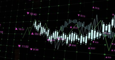 Siyah arkaplana karşı şebeke üzerinden veri işleme resmi. Bilgisayar arayüzü ve iş teknolojisi kavramı