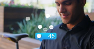 Kafkasyalı bir adamın açık havada çok yönlü sosyal medya simgeleri kullanması. Sosyal medya ağ teknolojisi kavramı