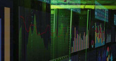 Bilgisayar sunucu odasında istatistiksel veri işleme yapan ekranların görüntüsü. Bilgisayar arayüzü ve iş veri depolama teknolojisi kavramı