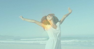 Sahilde kollarını açıp dönen melez genç bir kadının üzerindeki çizgili desenler.. 