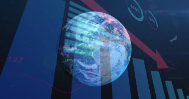 Hava durumunu gösteren dijital bir küre, veri zengini bir ekranın önünde süzülüyor. Parlak oklar ve grafikler iklim eğilimlerini ve Dünya 'daki değişimleri vurgular