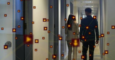 İki iş adamının üzerindeki simgelerle bağlantı ağının görüntüsü. Küresel iş, finans, veri işleme ve dijital arayüz kavramı dijital olarak oluşturuldu.