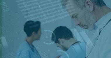 Hastanede rapor okuyan beyaz erkek doktorların dijital simge ve veri işleme resimleri. Tıbbi sağlık ve iş teknolojisi kavramı