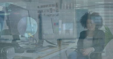 İstatistiksel veri işleme görüntüsü. Ofiste not alan Afrikalı Amerikalı bir kadın hakkında. İş veri teknolojisi kavramı