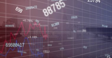 Şehir manzarasının havadan görüntüsüne karşı değişen numaralar ve istatistiksel veri işleme görüntüsü. Bilgisayar arayüzü ve iş veri teknolojisi kavramı