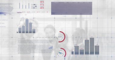 Çeşitli iş adamları üzerinde finansal veri işleme görüntüsü. küresel finansman, bilgisayar ve dijital arayüz kavramı dijital olarak oluşturulmuş görüntü.