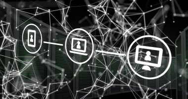 Bağlı simgelerin ve bağlı noktaların resmi sunucu raflarında siyah arkaplan ile karşılaşıyor. Dijital bileşik, çoklu pozlama, iletişim, veri merkezi, ağ ve teknoloji kavramı.