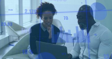 Afro-Amerikan erkek ve kadının ofiste tartıştığı istatistiksel veri işleme görüntüsü. İş veri teknolojisi kavramı