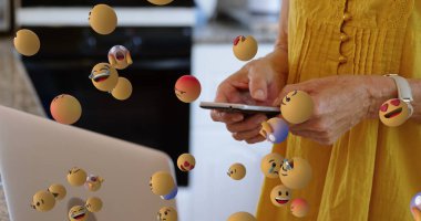 Kafkasyalı bir kadının elinde akıllı telefon kullanarak süzülen duygu simgeleri. küresel ağ, bağlantılar, sosyal medya ve teknoloji konsepti dijital olarak oluşturulmuş görüntü.