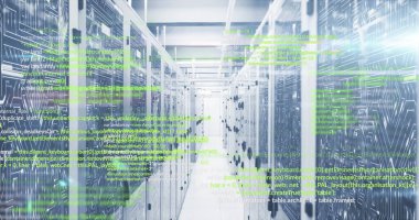 Veri sunucu sistemlerinde hareket eden programlama dillerinin ve soyut çizgilerin görüntüsü. Bileşik, veri merkezi, güvenlik, ağ, teknoloji, ağ sunucusu, kodlama, veri işleme.