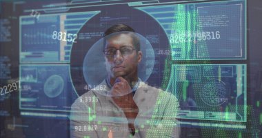 Kafkas erkek doktor üzerinde bilimsel veri işleme görüntüsü. Küresel bilim, tıp, araştırma, bağlantılar, hesaplama ve veri işleme kavramı dijital olarak oluşturulmuş görüntü.