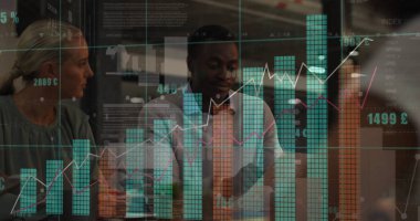 İstatistiksel veri işleme görüntüsü. Ofiste birlikte tartışan çeşitli meslektaşlar hakkında. Küresel ekonomi ve iş veri teknolojisi kavramı