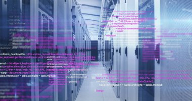 Veri sunucu sistemlerinde hareket eden bilgisayar dillerini programlama görüntüsü. Dijital bileşik, veri merkezi, güvenlik, ağ, teknoloji, ağ sunucusu, kodlama, veri işleme.