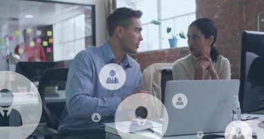 Ofisteki çeşitli iş adamları üzerinde dijital simgelerin resmi. Küresel iş, finans, hesaplama ve veri işleme kavramı dijital olarak oluşturulmuş görüntü.