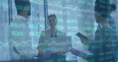 Muhtelif iş arkadaşlarının ofiste ayakta durup tartıştıkları ticaret kurulu görüntüsü. Dijital bileşik, çoklu pozlama, iş, planlama, takım çalışması, borsa ve teknoloji kavramı.