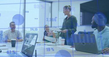 Ofisteki meslektaşlarına evrak okuyan beyaz bir kadının veri işleme görüntüsü. İş veri teknolojisi kavramı