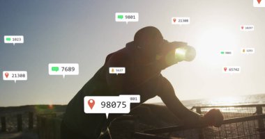 Uyarı simgeleri ve numaralarının resmi, susamış Afro-Amerikan adam su içiyor. Dijital kompozit, egzersiz, fitness, sporcu, yorgun, mobil uygulamalar, sosyal medya, teknoloji.