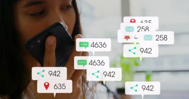 Akıllı telefon kullanan beyaz bir kadının medya simgelerinin görüntüsü. Sosyal medya ve dijital arayüz konsepti dijital olarak oluşturuldu.