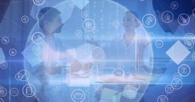 İş adamlarının üzerindeki simgelerle olan bağlantı ağının küresel görüntüsü. küresel iş, çevrimiçi bağlantılar, dijital arayüz ve dijital olarak oluşturulan iletişim konsepti.