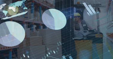 Beyaz erkek depo çalışanı üzerindeki grafik ve veriler. iş, finans, paket hizmetleri konsepti dijital olarak oluşturulmuş görüntü.