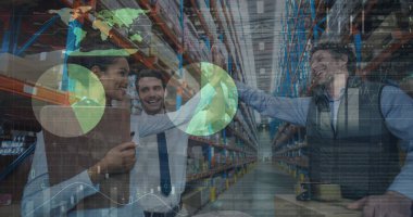 Mutlu kadın ve erkek depo çalışanlarının el çırpışları üzerine finansal grafikler. İş, finans ve dağıtım hizmetleri konsepti dijital olarak oluşturulmuş imaj.