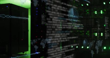 Bilgisayar sunucu odasında veri işleme yapan ekranların görüntüsü. Bilgisayar arayüzü ve iş veri depolama teknolojisi kavramı