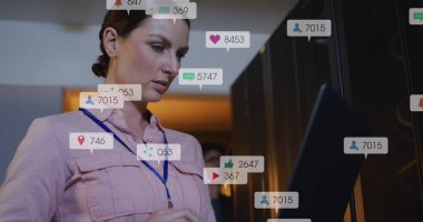 Sunucu odasında dizüstü bilgisayar kullanan beyaz kadın mühendisin sosyal medya simgeleri. Sosyal medya ağı ve iş veri depolama teknolojisi kavramı