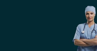 Siyah arka planda önlük giymiş gülümseyen beyaz kadın doktor görüntüsü. Dijital bileşik, çoklu pozlama, meslek, tıbbi ve sağlık hizmeti kavramı.