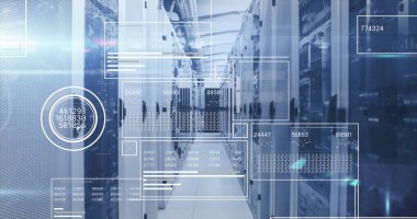 Bilgisayar sunucu odasındaki veri işleme ve mozaik karelerle arayüzlerin görüntüsü. Bilgisayar arayüzü ve iş veri depolama teknolojisi kavramı