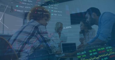 Dizüstü bilgisayardaki borsa eğilimlerini analiz eden bir grup arkadaş. Görevlerine odaklanmış modern bir ofiste potansiyel yatırımları tartışıyorlar.