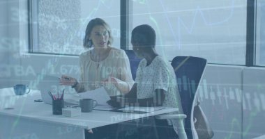 Grafiklerin ve ticaret kurulunun çeşitli kadın iş arkadaşlarının bilgisayarda raporları tartışırken görüntüsü. Dijital bileşik, çoklu pozlama, iş, planlama, takım çalışması, borsa ve teknoloji.